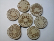 Картины, талисманы на срезе дерева